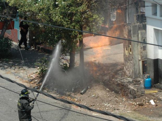 Caño de gas roto, incendio y corte de luz en Rosario