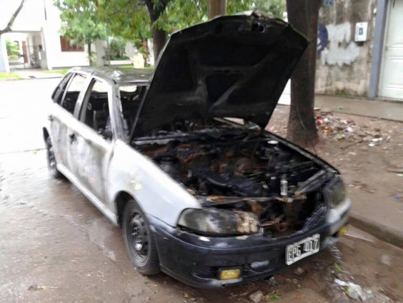 Auto quemado en Centeno al 3.200 - Foto Twitter Verónica Ensinas - Lt 10
