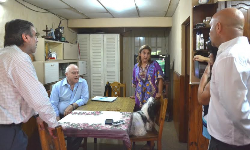 Lifschitz y Qüesta visitaron a una paciente afectada por dengue en barrio Zazpe
