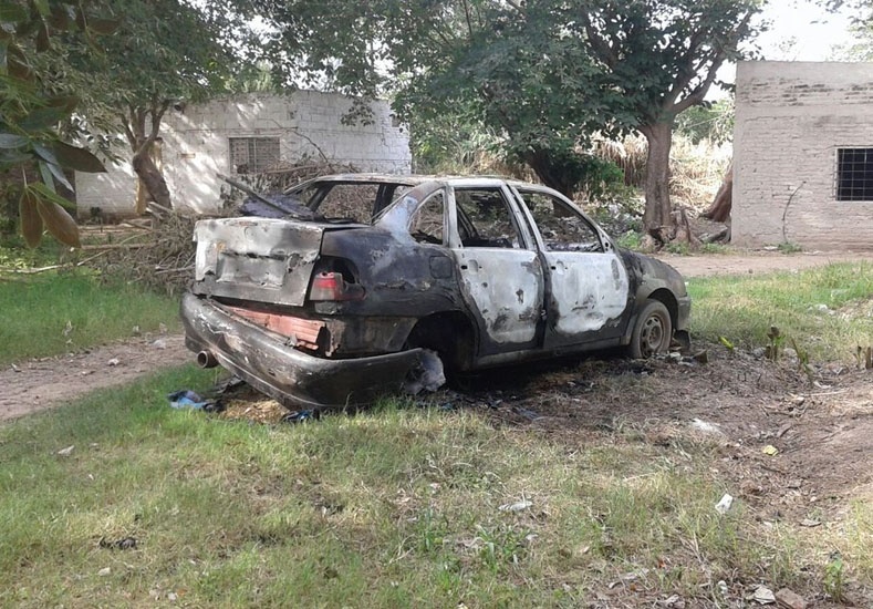 Auto quemado en Barrio Los Troncos - Foto Twitter Verónica Ensinas - Lt 10