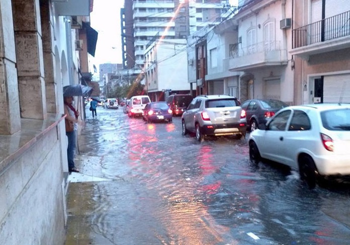 Lluvia en Santa Fe - Calles anegadas en el centro santafesino