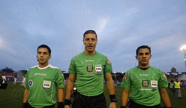 Néstor Pitana, junto a los asistentes Hernán Maidana y Juan Pablo Belatti