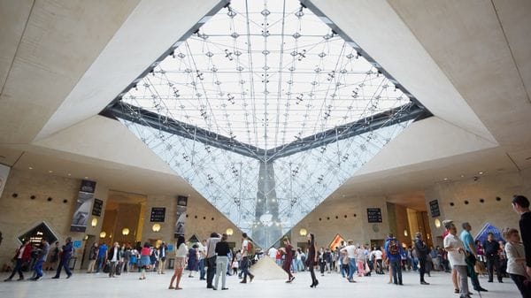 El Louvre es el museo más visitado del mundo, y el 75% de los que arriban a la institución son extranjeros (Shutterstock)