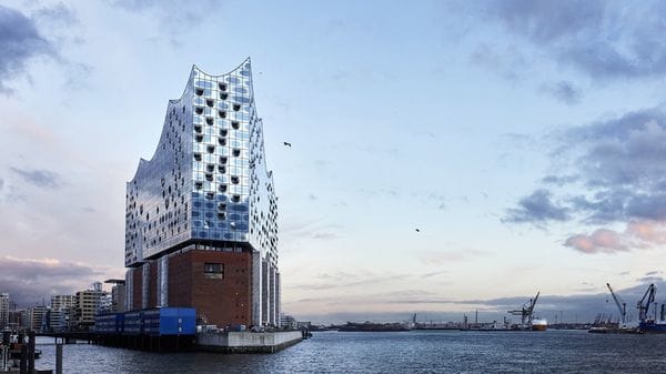 Esta construcción se ubica junto al río Elba, tiene 26 pisos y su diseño está inspirado en el movimiento del océano