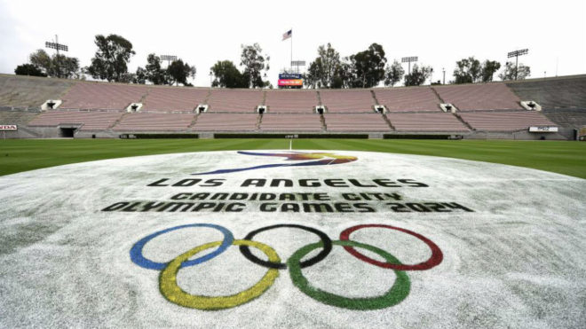 Logo de Los Angeles 2024 en el histórico Rose Bowl stadium, sede del fútbol en los Juegos de 1984. AFP