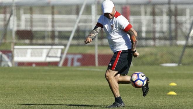 Sampaoli juega con un balón en el entrenamiento de este jueves. Ramón Navarro.MARCA