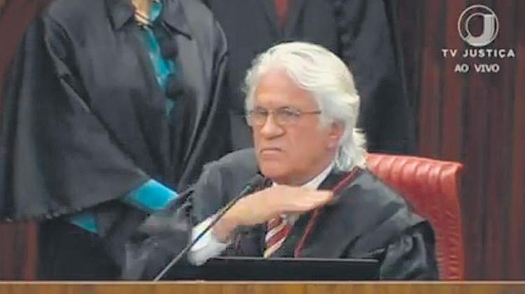 Captura de pantalla del juez Napoleao Maia, donde hace el gesto de que le va a cortar el cuello al que lo acuse de corrupto. Imagen: Imagen de TV