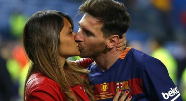 Messi y Antonella, juntos en el último partido de la temporada, la final de la Copa del Rey. LA NACIÓN