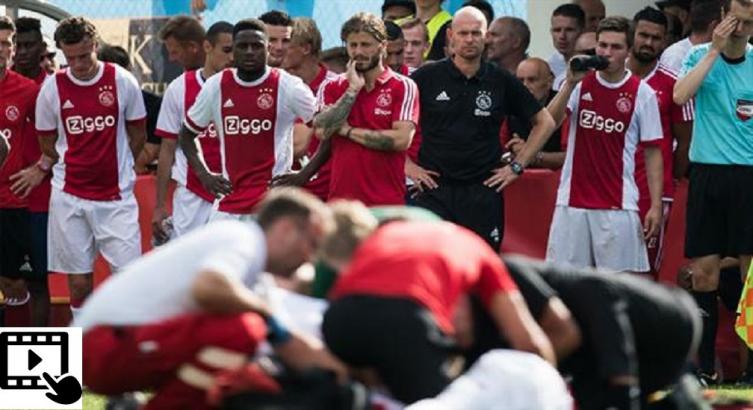 La preocupación de los jugadores del Ajax por su compañero. Foto: AFP