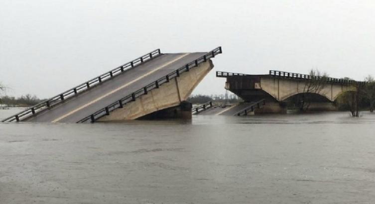 El vehículo cayó al agua en el puente 
