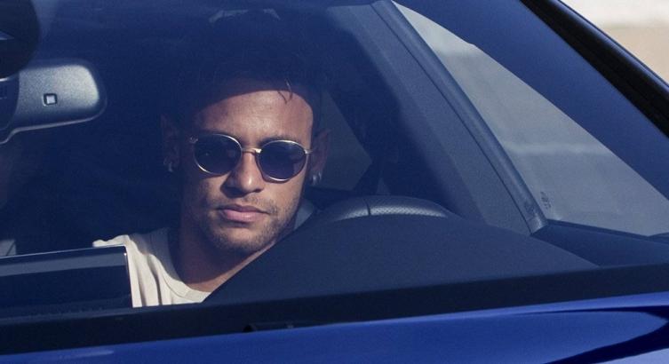 Neymar, a su llegada hoy a la ciudad deportiva del Barcelona. QUIQUE GARCÍA (EFE)
