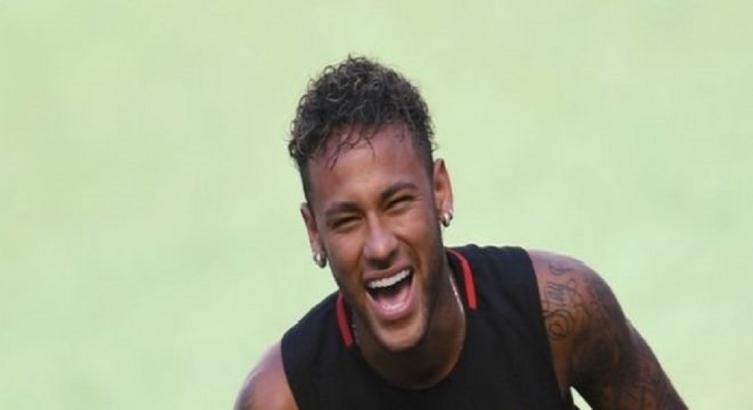 Neymar ya es jugador del París Saint-Germain y su capítulo en el Barcelona está oficialmente cerrado. AFP