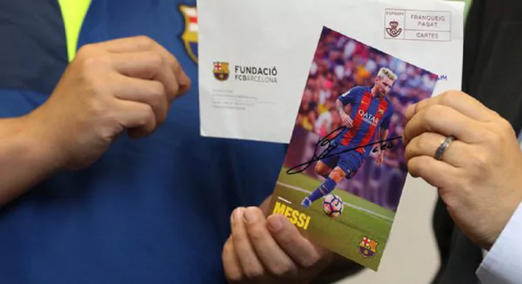 La imagen autografiada de Lionel Messi que le costó un secuestro y torturas a Howard Lam (AP)
