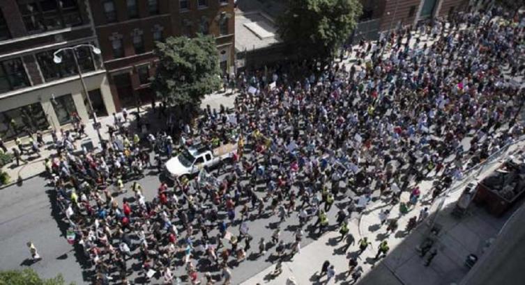 En Boston se logró mantener a ambos grupos por separado. Foto: AFP  