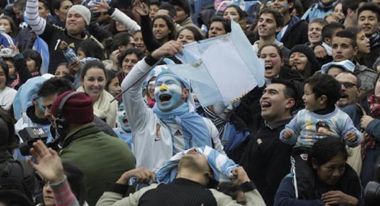 Los fieles hinchas argentinos, pese al mal momento del equipo. - La Nación