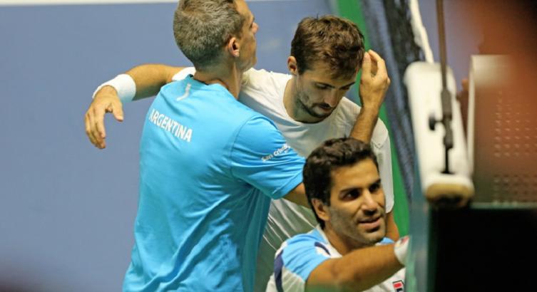 Daniel Orsanic consuela a Andrés Molteni mientras Máximo González saluda al árbitro tras la derrota en el dobles. (Cézaro Luca)