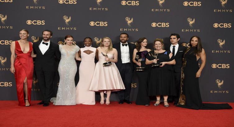 El equipo de The Handmaids Tale al completo posa con los premios Emmy obtenidos en la gala. / AP / JORDAN STRAUSS