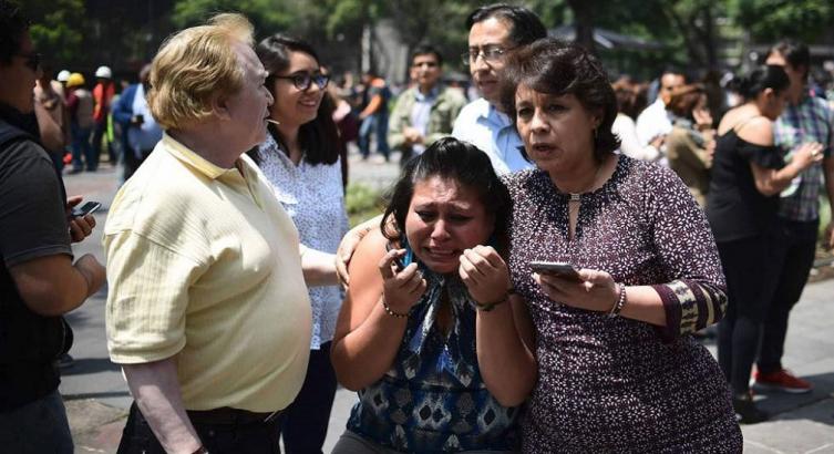 Temblor: Varias personas en Ciudad de México tras el sismo. R. SCHEMIDT (AFP) | EPV