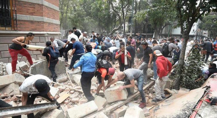 Varias personas retiran escombros de un edificio destruido a causa del terremoto, en Ciudad de México. AFP | EPV ALFREDO ESTRELLA