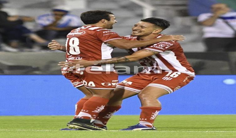 Gamba festejando el segundo gol de partido que pone a Unión de Santa Fe como el único escolta del líder Boca Juniors - Télam
