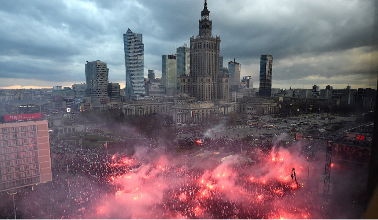 Nacionalistas polacos llenaron de bengalas el centro de Varsovia (EFE)