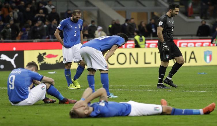 Los jugadores de Italia, tras caer eliminados. LUCA BRUNO (AP)