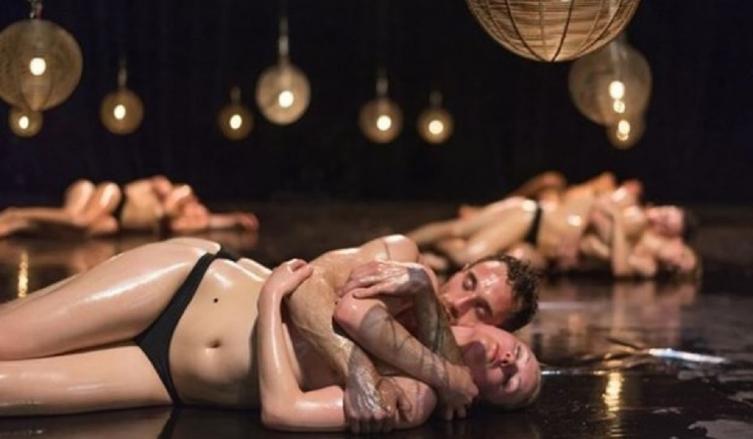 Escenas jugadas. Olympus, la obra teatral, es tema de debate artístico en España. - Clarín