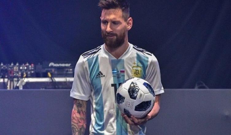 Lionel, con la camiseta nueva y la pelota del mundial. - Rosario3