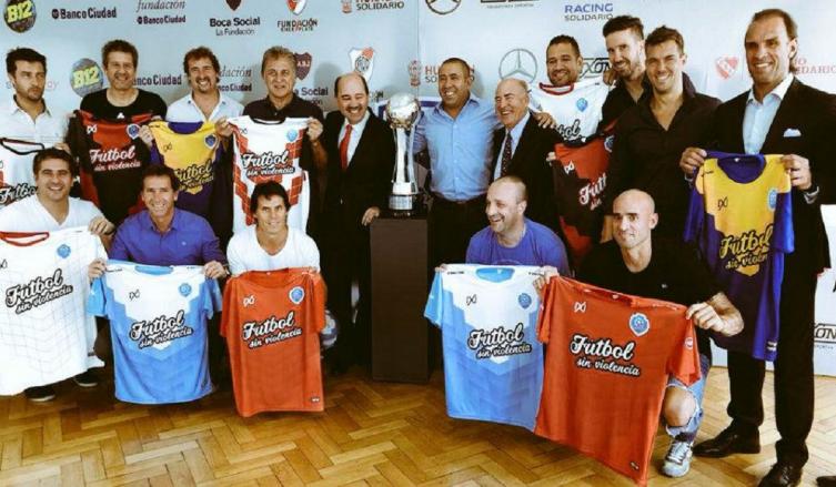 Los ex jugadores del fútbol argentino presentes en la previa del Superclásico para dejar su huella por 'un Fútbol sin violencia'.