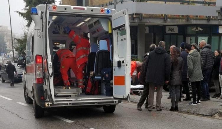 Ambulancia. Uno de los heridos en el ataque en la ciudad italiana de Macerata es llevado al hospital, este sábado. /ANSA