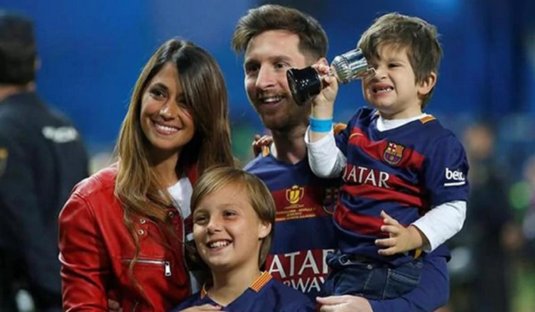 Antonella Roccuzzo, junto a Lionel Messi y su hijo Thiago - INFOBAE