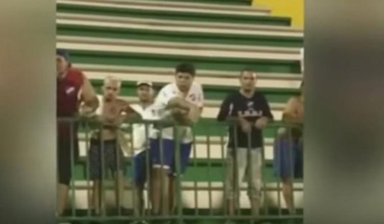 Los gestos de hinchas de Nacional para burlarse de sus pares de Chapecoense en el estadio Arena Condá. - Clarín