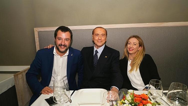 El ex primer ministro italiano, Silvio Berlusconi, posa junto al líder del partido ultraderechista Liga Norte, Matteo Salvini, y la líder del Partido Hermanos de Italia, Giorgia Meloni. (EFE)