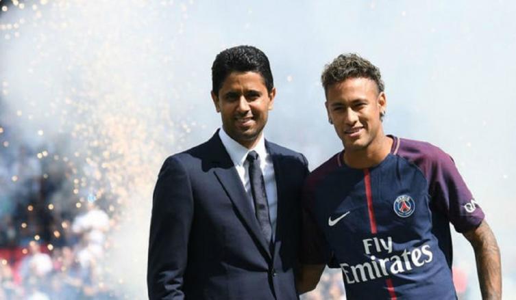 Neymar, junto a Al Khelaifi, en la presentación con el PSG.