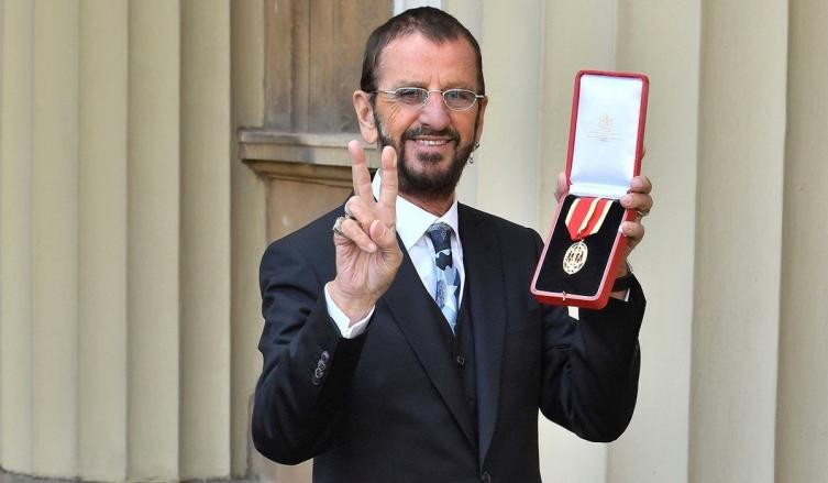 Puro orgullo. Ringo exhibe la medalla que lo inviste como Caballero de la Corona, luego de la ceremonia. (John Stillwell/Pool Photo via AP)