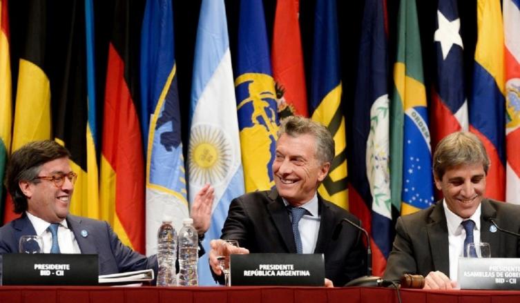 Macri con el titular del BID, Luis Alberto Moreno, y el ministro de Finanzas, Luis Caputo. (Foto: Presidencia)
