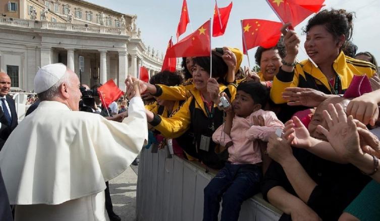 Papa Francisco saludando a un grupo de mujeres chinas durante la audiencia de los miércoles en la plaza de San Pedro./ EFE
