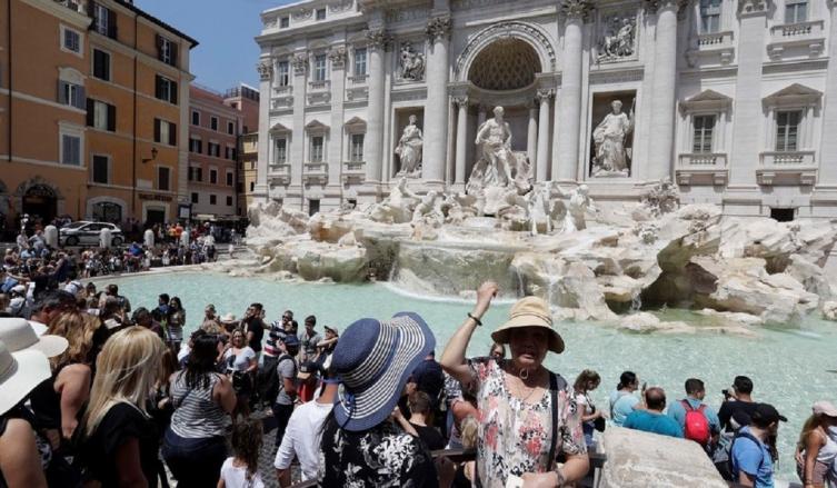 Miles de turistas lanzan a diario sus monedas como manifestación del deseo de volver a Roma. - Clarín