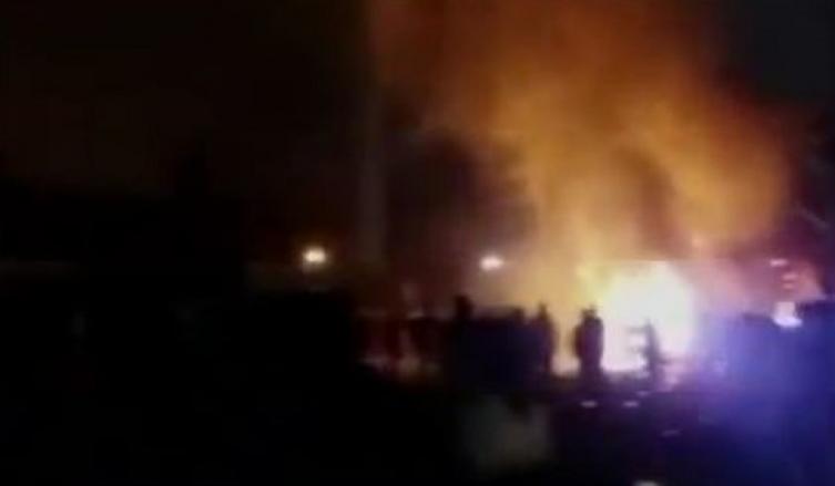 El fuego durante el recital que no fue de Viejas Locas en Tucumán. (Imagen de TV)