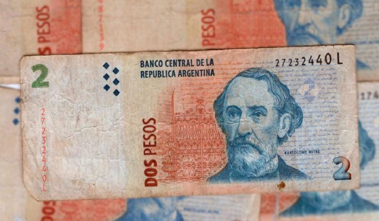 Los bancos deberán aceptar los billetes de 2 pesos hasta fin de mayo – m1