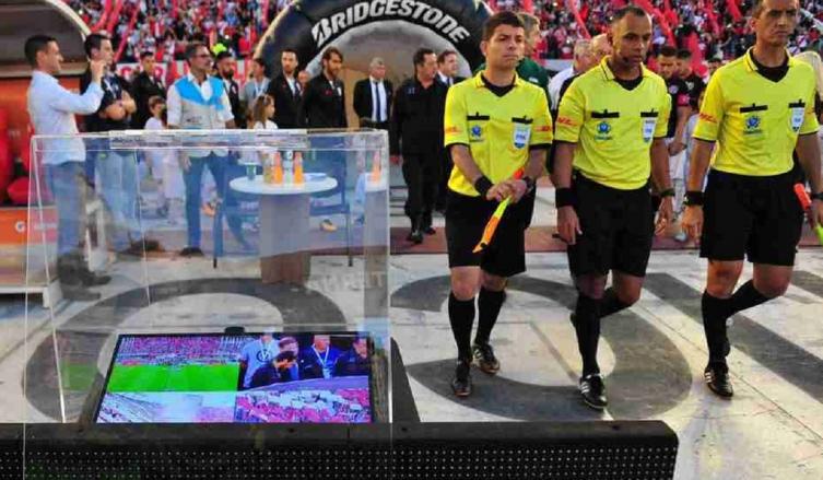 La Superliga se fijó como meta la aplicación del VAR para auxiiliar a los árbitros. Aquí una imagen del día que se usó en la Libertadores en Lanús - River. FOTO MARCELO CARROLL