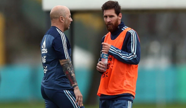 Jorge Sampaoli con Lionel Messi en un entrenamiento de la Selección (Foto: Reuters)