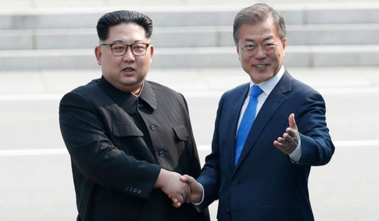 Los presidentes de las dos Coreas se reunieron en una cumbre histórica el 26 de abril (Reuters)