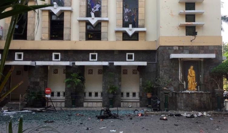 Una de las explosiones afectó a la iglesia de Santa María, donde murieron al menos dos personas. (AP/Trisnadi)