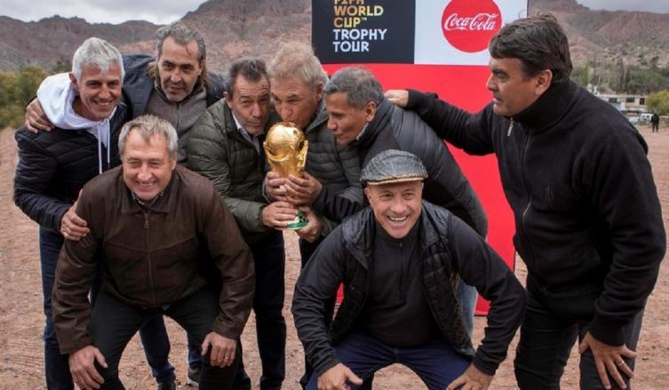 Los campeones del 86, en Tilcara, con la Copa del Mundo, filmaron un comercial para Coca-Cola. (Foto: Gentileza Prensa Urban).