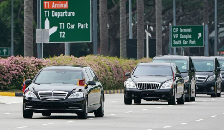 El carro y la comitiva que transporta al dictador norcoreano que se encuentra en Singapur. (Reuters)
