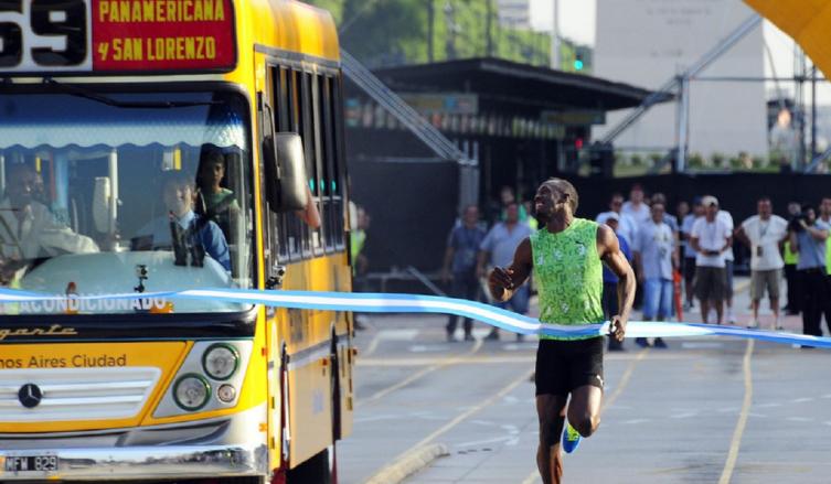 Usain Bolt en su paso por Buenos Aires, cuando corrió contra el colectivo 59 en el Metrobus. (Marcelo Carroll)