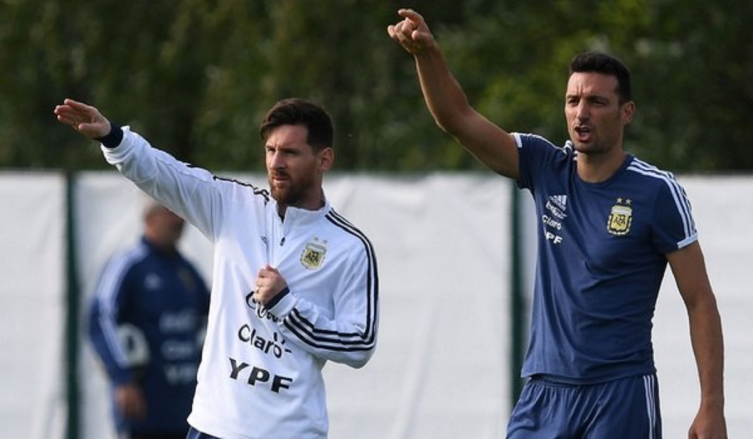 Messi, quien pasó por su cuarto control en el semestre, junto a Lionel Scaloni, AC de Sampaoli (Foto: AFP)