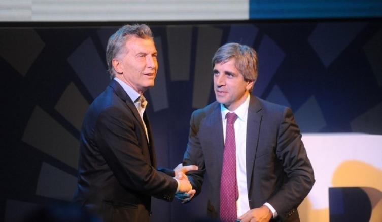 El presidente Mauricio Macri junto a Luis Caputo. - Clarín