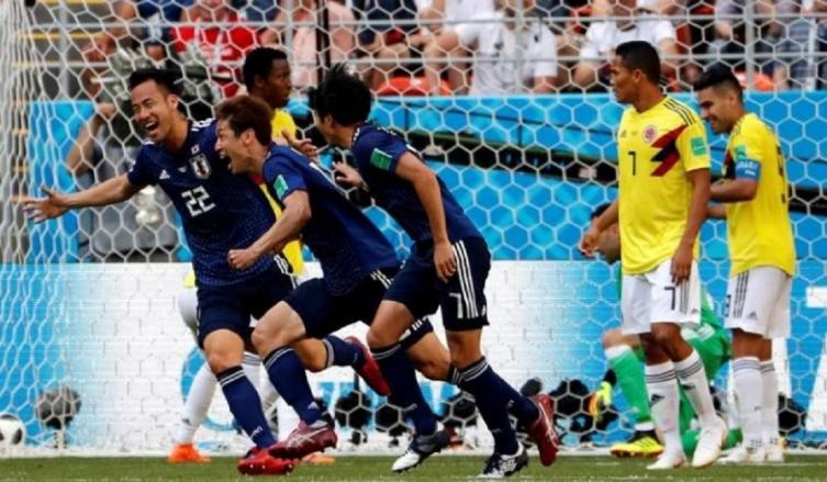Los japoneses celebran el segundo gol frente a los colombianos. (EFE)